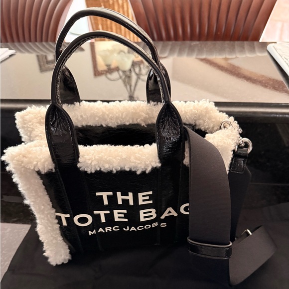 Marc Jacobs Handbags - Marc Jacobs The Tote Bag Crinkle Leather with Sherpa